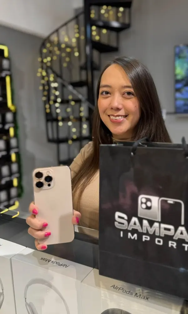 Cliente da Sampaio Imports com seu produto Apple