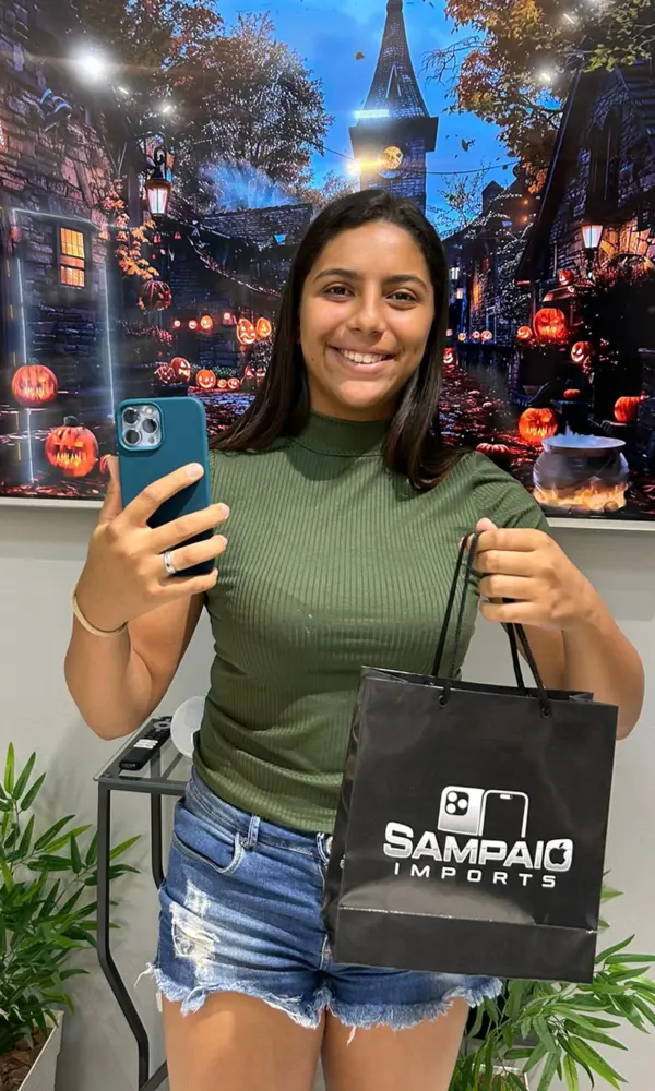 Cliente da Sampaio Imports com seu produto Apple