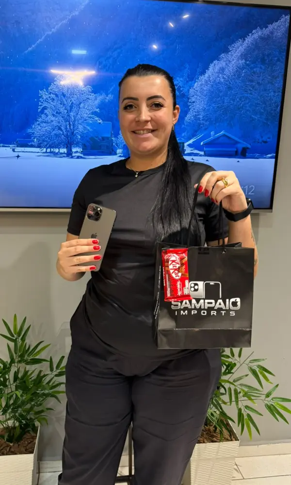 Cliente da Sampaio Imports com seu produto Apple