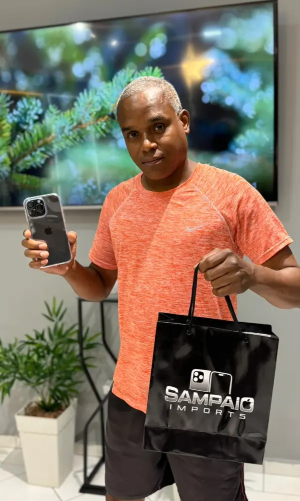 Cliente da Sampaio Imports com seu produto Apple