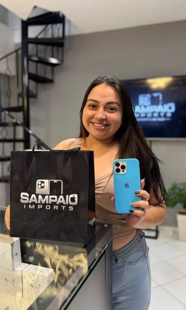Cliente da Sampaio Imports com seu produto Apple